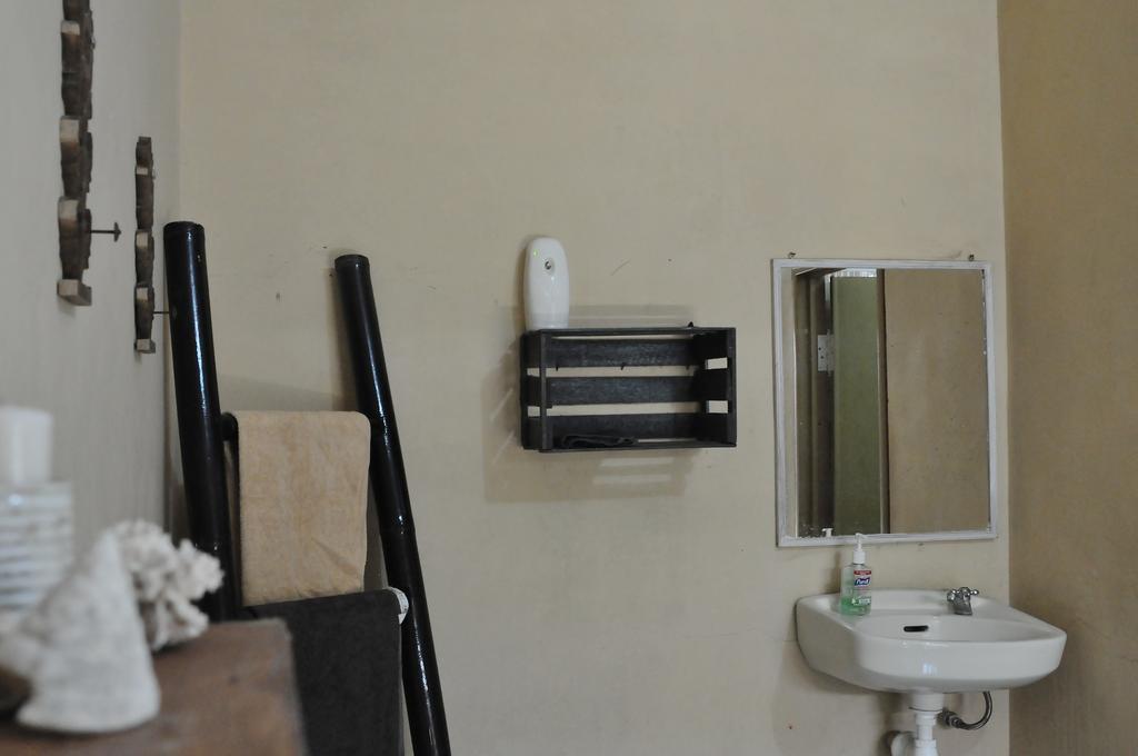 Three Little Birds Homestay กีลีตราวางัน ภายนอก รูปภาพ