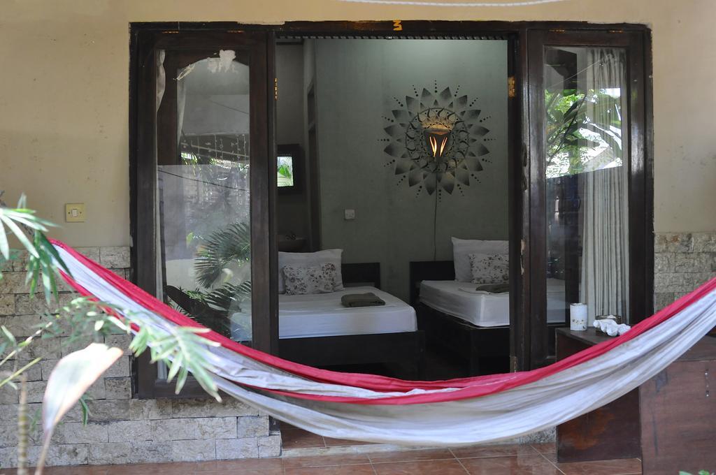 Three Little Birds Homestay กีลีตราวางัน ภายนอก รูปภาพ