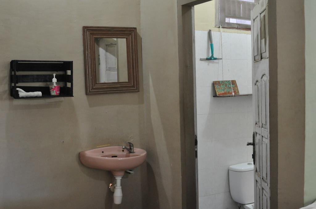 Three Little Birds Homestay กีลีตราวางัน ภายนอก รูปภาพ