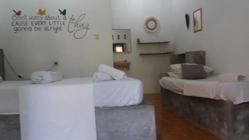 Three Little Birds Homestay กีลีตราวางัน ภายนอก รูปภาพ